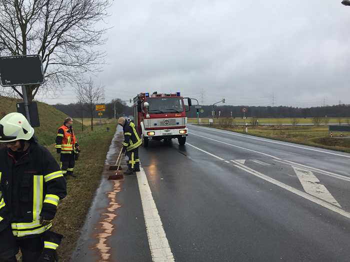 Die Feuerwehr im Einsatz wegen einer Ölspur