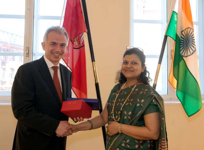 OB Peter Feldmann empfängt die indische Generalkonsulin Pratibha Parkar (Foto: Stadt Frankfurt / Bernd Kammerer)