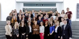 Bundeskanzlerin Dr. Angela Merkel und Johannes Steiniger MdB mit Weinköniginnen, Weinprinzessinnen und Hoheiten aus dem Wahlkreis Neustadt-Speyer. (Foto: Bundesregierung/Jochen Eckel)