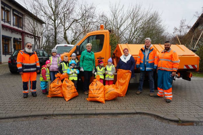 Umweltbürgermeisterin Felicitas Kubala hat mit Kindern aus Seckenheim und Mitarbeitern der Abfallwirtschaft Mannheim die Reinigungswoche eröffnet und geputzt. (Foto: Stadt Mannheim)