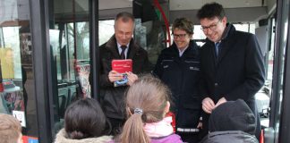 Peter Mültin vom KVV, Nicole Mellert vom Referat Prävention des Polizeipräsidiums Karlsruhe und Dr. Alexander Pischon, Geschäftsführer des Karlsruher Verkehrsverbunds, während der heutigen Schulung. (Foto: KVV)