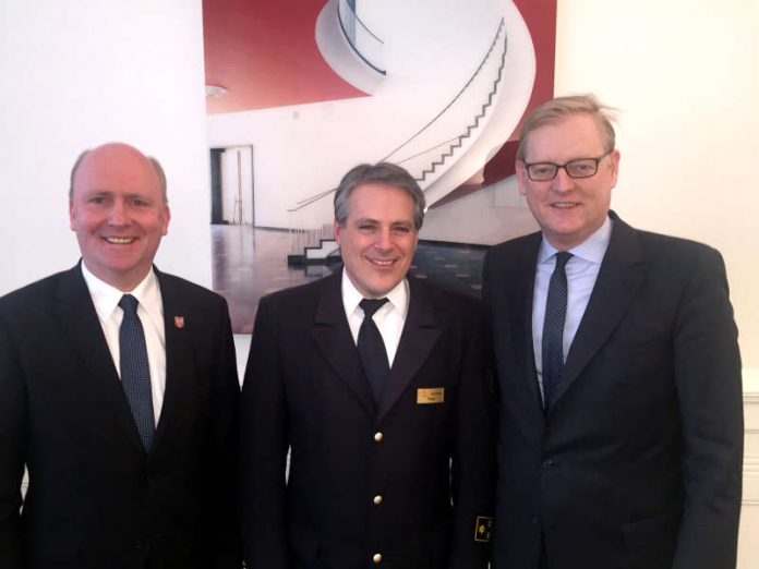 Designierter neuer Feuerwehrchef Karl-Heinz Frank mit Uwe Becker und Markus Frank (Foto: Stadt Frankfurt)