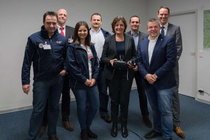 v.l.n.r.: Mathias Hirsch (stv. Leiter Rettungsdienst & Ressortleiter Ausbildung, Hans-Jörg Kappaun (Leiter Leitstellen), Büsra Baltas (Auszubildende zur Notfallsanitäterin), Frank Dernbach (Leiter der Rettungswache Mainz), Ministerpräsidentin Malu Dreyer, Frank Altenkirch (Qualitätsmanagementbeauftragter), Philipp Köhler (Leiter Unternehmenskommunikation), Jörg Steinheimer (Geschäftsführer DRK-Rettungsdienst Rheinhessen-Nahe) (Foto: Köhler/DRK)