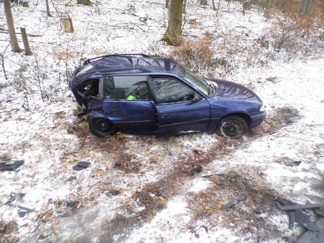 Der Unfallverursacher landete abseits der Fahrbahn