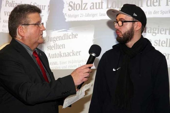 Geronimo Kolks (links) bei der Verleihung der Kasseler Polizeimedaille im Gespräch mit Geschäftsführer Wolfgang Jungnitsch (Foto: Dirk Kleinhans, Polizei)