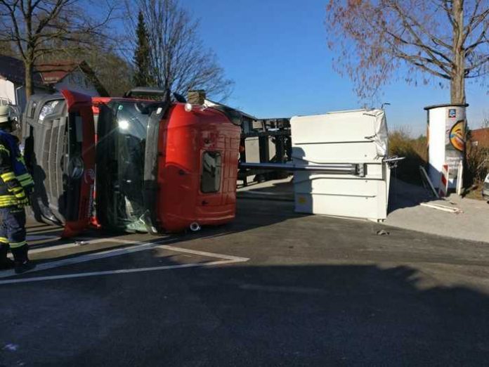 Ein tonnenschwerer Lkw ist am Mittwoch auf dem Parkplatz des Freizeitbads umgekippt.