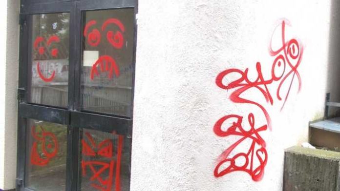 Sachbeschaedigung an Schule durch Graffiti