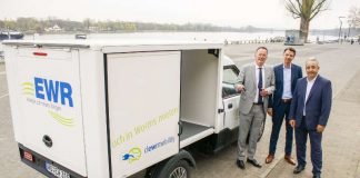 Oberbürgermeister Michael Ebling, Mainzer Stadtwerke-Vorstand Dr. Tobias Brosze und EWR-Vorstand Stephan Wilhelm vor dem E-Transporter StreetScooter. (Foto: hbz/Stefan Sämmer)