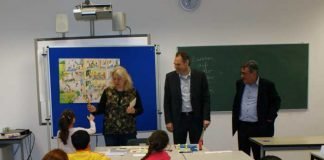 Landrat Dietmar Seefeldt und der für Schulen zuständige Kreisbeigeordnete Bernd E. Lauerbach beim Besuch eines Feriensprachkurses der Kreisvolkshochschule im Staufer-Schulzentrum Annweiler.