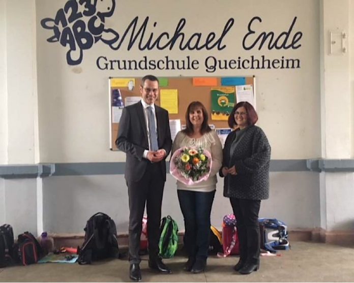 Bürgermeister und Schuldezernent Dr. Maximilian Ingenthron gemeinsam mit der neuen Schulleiterin der Michael-Ende-Grundschule, Anja Vetter, und Silke Schick (r.), zuständige Referatsleiterin der Schulaufsicht für Grundschulen an der ADD in Neustadt. (Foto: Stadt Landau in der Pfalz)