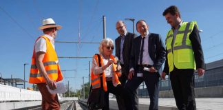 Erster Bürgermeister und ÖPNV-Dezernent Christian Specht besichtigt gemeinsam mit Marcus Geithe, Geschäftsführer der MV Mannheimer Verkehr und Gunnar Straßburger, rnv Betriebsleiter Infrastruktur, die Bauarbeiten am Bahnhof Rheinau. (Foto: Stadt Mannheim)