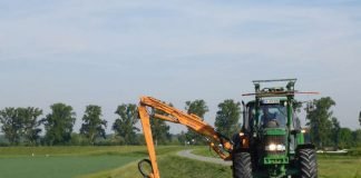 Ein Mähfahrzeug der RP-Deichmeisterei in Biebesheim im Einsatz auf einem Deich. (Foto: RP Darmstadt)