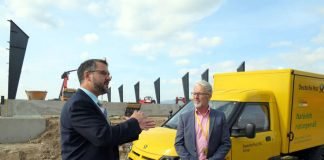 OB Weigel und Jörg Bahls, Leiter der Postniederlassung Mainz (Foto: Stadtverwaltung Neustadt)