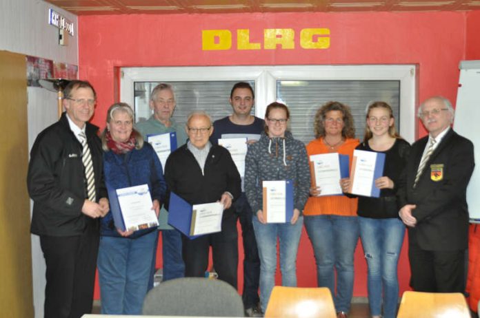 Ehrung bei der Mitgliederversammlung (Foto: DLRG Bad Kreuznach)