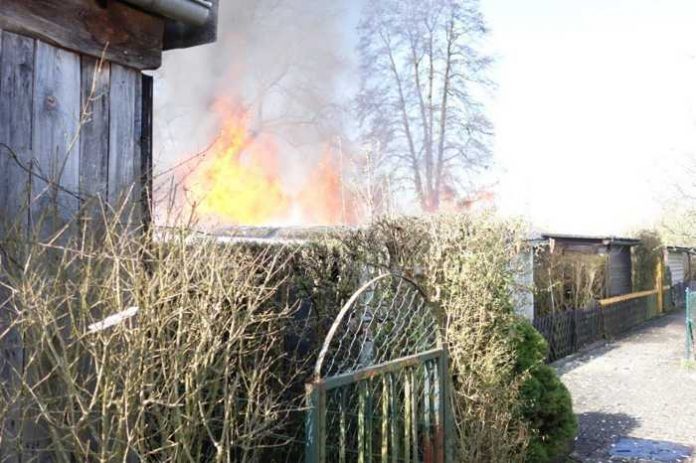 Die Gartenhütte steht im Vollbrand - Kaiserslautern