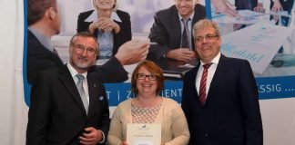 Kammerpräsident Edgar Wilk (li.) und Peter Hoffarth (re.), Präsidiumsmitglied der Steuerberaterkammer Rheinland-Pfalz, gratulieren Dorothee Stephan zur bestandenen Abschlussprüfung. (Nicht auf dem Foto: Thomas Oberschnachner) (Foto: Steuerberaterkammer Rheinland-Pfalz)