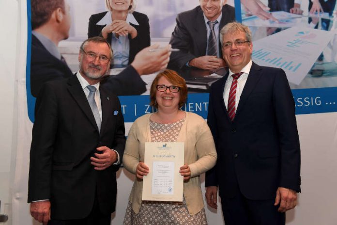 Kammerpräsident Edgar Wilk (li.) und Peter Hoffarth (re.), Präsidiumsmitglied der Steuerberaterkammer Rheinland-Pfalz, gratulieren Dorothee Stephan zur bestandenen Abschlussprüfung. (Nicht auf dem Foto: Thomas Oberschnachner) (Foto: Steuerberaterkammer Rheinland-Pfalz)