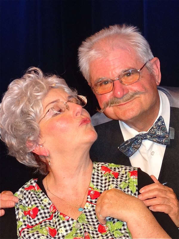 Gerda (Alice Hoffmann) und Walter (Norbert Roth) im Tête-à-tête (Foto: KG Eule)