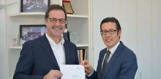 Prof. Dr. Frank E.P. Dievernich (r.), Präsident der Frankfurt UAS, begrüßt Peter Saeger von Continental als Honorarprofessor. (Foto: Frankfurt UAS/Benedikt Bieber)