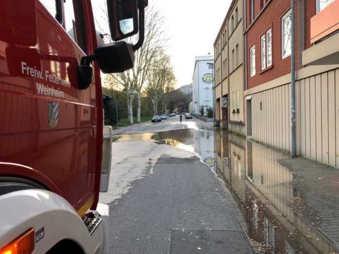 Einsatz in Weinheim für die Feuerwehr bei einem Wasserrohrbruch - Quelle: Feuerwehr Weinheim