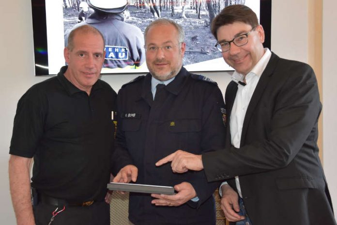 Stadtfeuerwehrinspekteur Dirk Hargesheimer, dessen Stellvertreter Michael Bumb und Oberbürgermeister Thomas Hirsch (v.l.n.r.) bei der Vorstellung des Jahresberichts der Freiwilligen Feuerwehr Landau für 2017. (Foto: Stadt Landau in der Pfalz)