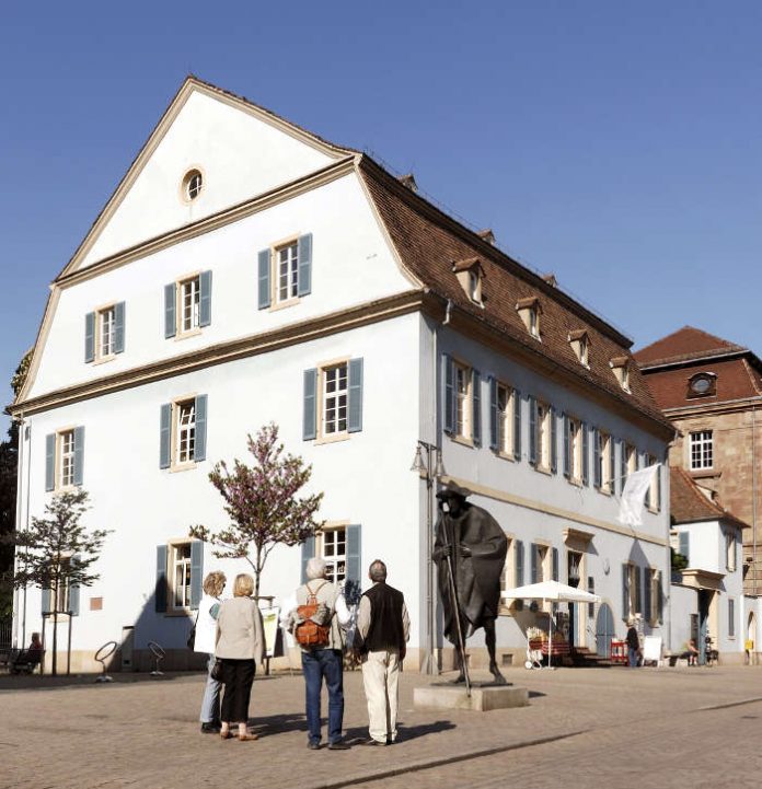 Das Sophie La Roche Haus in der Maximilianstraße 99, ein Haus mit großer Vergangenheit, sucht nach einem neuen Mieter für das Geschäft im Erdgeschoss. Die Stadt Speyer vermietet dort ab 1. Juni ein Ladengeschäft mit drei Räumen und insgesamt 86 qm. Bis Januar 2018 war dort das Antiquariat Bücherwurm untergebracht. Angebote mit kulturellem Bezug sollen bei der Vermietung bevorzugt werden, nachdem im Sophie La Roche Haus bereits eine Galerie und ein Antiquariat residieren. Das überzeugendste Konzept für die künftige Nutzung wird den Zuschlag erhalten, so eine Presse-Info der Stadtverwaltung. Schriftliche Bewerbungen unter Hinzufügung einer Konzeption nimmt die Immobilienverwaltung der Stadt Speyer, Große Himmelsgasse 10 entgegen. Besichtigungstermine können vorab telefonisch von 8.30 bis 12 Uhr, Tel. 06232/142215, vereinbart werden. (Foto: Stadt Speyer/Klaus Venus)