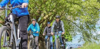 Mit Pedelecs unterwegs auf der Parkinsel Ludwigshafen (Quelle: ADAC Nordbaden / Autorin: Andrea Fabry