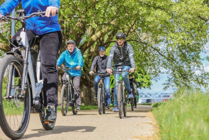 Mit Pedelecs unterwegs auf der Parkinsel Ludwigshafen (Quelle: ADAC Nordbaden / Autorin: Andrea Fabry