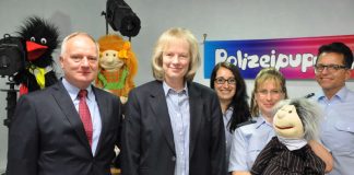 Michael Denne (Polizeipräsident), Dr. Eva Niebergall-Walter (Landesverkehrswacht Rheinland-Pfalz), Melanie Paul, Claudia Bauspieß (Polizeipuppenbühne) und Axel Emser (Beratungszentrum der Polizei) (Foto: Polizei RLP)