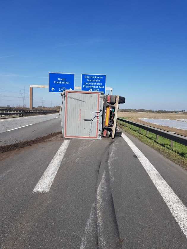 Der umgestürzte Anhänger auf der A61