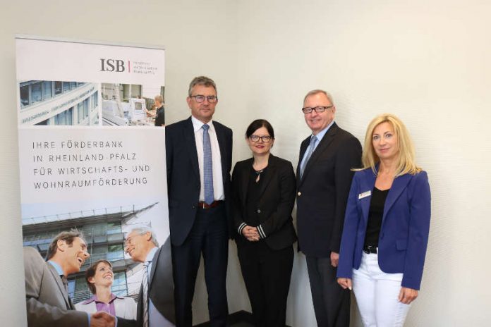 ISB-Vorstandssprecher Ulrich Dexheimer (l.) und Landrat Ernst Walter Görisch (2.v.r.) berichteten im Rahmen einer gemeinsamen Pressekonferenz über die Förderergebnisse der Investitions- und Strukturbank Rheinland-Pfalz im Landkreis Alzey-Worms. Mit dabei WfG-Geschäftsführerin Kerstin Bauer (2.v.l.) und Silvia Lampe-Bohn (Kreisverwaltung). (Foto: Simone Stier)