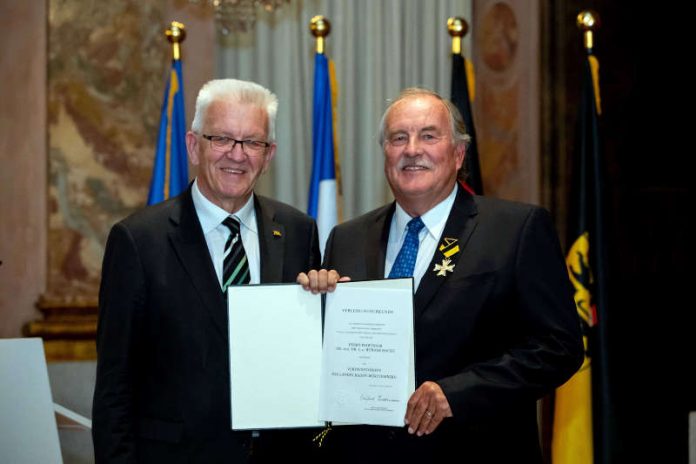 Ministerpräsident Winfried Kretschmann überreichte den Verdienstorden des Landes Baden Württemberg an Professor Dr. Dr. h.c. mult. Werner Hacke. (Foto: Staatsministerium Baden-Württemberg)