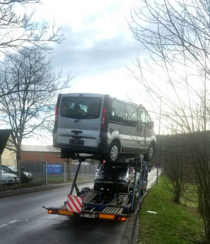 Der Autotransporter und der verrutschte Kleintransporter