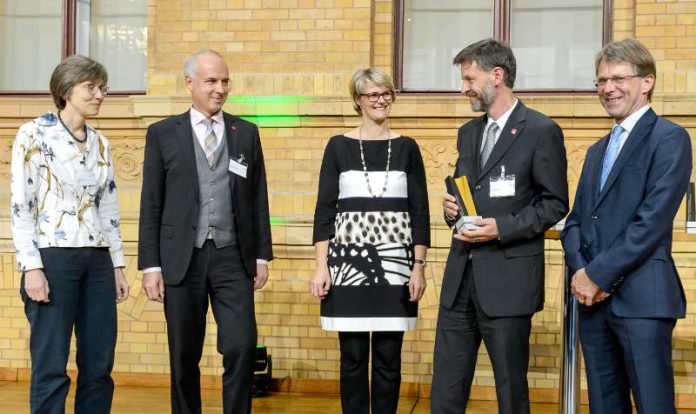 Verleihung der Alexander von Humboldt-Professur an Prof. Dr. Peter Baumann (2.v.r.) von der Johannes Gutenberg-Universität Mainz und dem Institut für Molekulare Biologie gGmbH (IMB) durch die Bundesministerin für Bildung und Forschung, Anja Karliczek (Mitte), und den Präsidenten der Alexander von Humboldt-Stiftung, Prof. Dr. Hans-Christian Pape (r.), im Beisein von Prof. Dr. Georg Krausch (2.v.l.), Präsident der Johannes Gutenberg-Universität Mainz, und Prof. Dr. Helle Ulrich (l.), Executive Director des IMB (Foto: Svea Pietschmann, Humboldt-Stiftung)