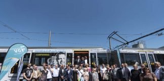 Gruppenbild: Präsentation der 'Bembel und Gebabbel Straßenbahn' (Foto: Stadt Frankfurt / Salome Rössler)