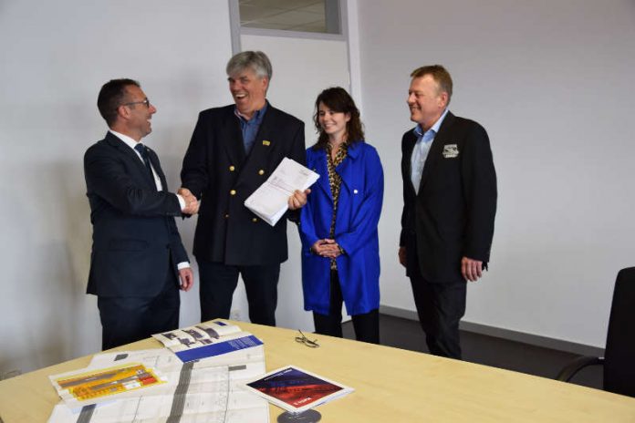 Große Freude bei OB Albrecht, Museumschef Layher, Vanessa Layher und Museumsleiter Michael Walter (v. l.) über die Baugenehmigung der Halle 3. (Foto: Stadtverwaltung Sinsheim)