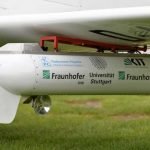 Sender am Flügel des Flugzeugs. Eine kleine Parabolantenne sorgt für die korrekte Ausrichtung auf die Bodenstation. (Foto: R. Sommer/ Fraunhofer FHR)