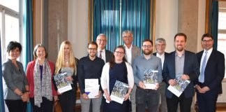 Oberbürgermeister Thomas Hirsch (r.), Freundeskreisvorsitzender Prof. Dr. Ulrich Sarcinelli (3.v.r.) und Universitätsvizepräsidentin Gabriele Schaumann (2.v.l.) gemeinsam mit den Preisträgerinnen und Preisträgern sowie den Sponsorinnen und Sponsoren bei der feierlichen Übergabe der Universitätspreise 2018 im Empfangssaal des Landauer Rathauses. (Foto: Stadt Landau in der Pfalz)