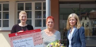 Annette Assel (li) überreicht der glücklichen Gewinnerin Monika Schwestermann den Gewinn (Foto: Sparkasse Rhein-Haardt)