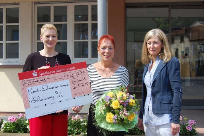 Annette Assel (li) überreicht der glücklichen Gewinnerin Monika Schwestermann den Gewinn (Foto: Sparkasse Rhein-Haardt)