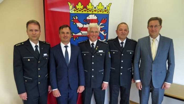 V. l. n. r.: Polizeidirektor Manfred Kaletsch (Leiter Abteilungsstab im PP Mittelhessen), Kriminaldirektor Bodo Koch (Leiter der Polizeidirektion Marburg-Biedenkopf), Erster Polizeihauptkommissar Heinz Frank (Neuer Leiter der Polizeistation Marburg),Erster Polizeihauptkommissar Gerhard Keller (ehemaliger Leiter der Polizeistation Marburg), Polizeipräsident Bernd Paul.