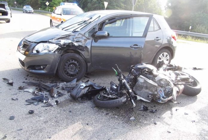 Unfallstelle mit schwerverletztem Motorradfahrer