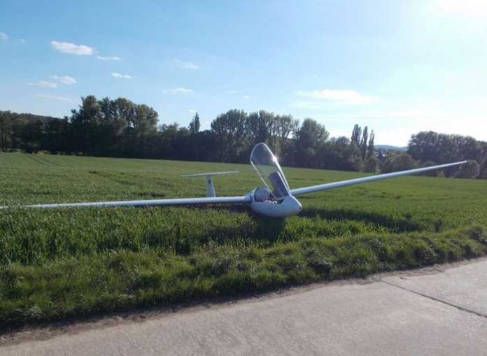 Notlandung Landau Segelflugzeug (Foto: Polizei RLP)