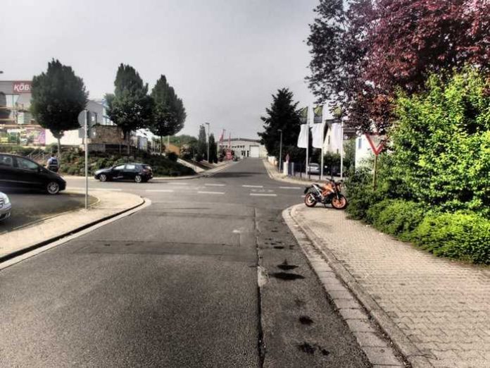 Verkehrsunfall zwischen Leichtkraftrad und PKW mit Verletzten Unfallörtlichkeit: Bürgermeister-Diehl-Straße aus Richtung Ebertsheimer Straße kommend in Blickrichtung zur kreuzenden Konrad-Adenauer-Straße.