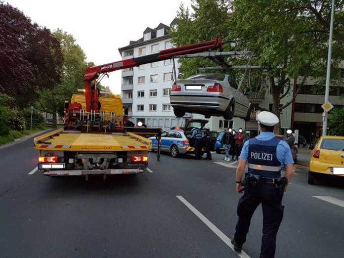 Dieser PKW wird zur Begutchtung abgeschleppt. Auf den Halter kommen erhebliche Kosten zu