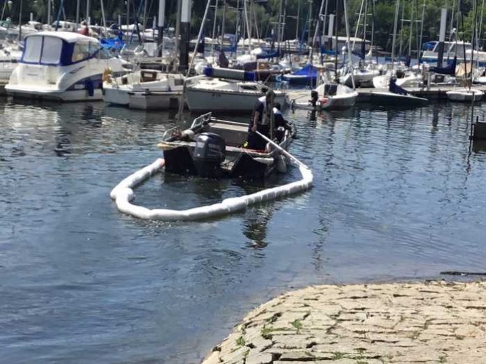 Passanten meldeten eine Ölfilm im Hafen