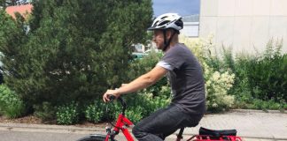 Martin Hagelstein, Mitarbeiter des Fachbereichs Organisation, auf dem Weg zur Grundschule Edenkoben. (Foto: Ivonne Trauth)