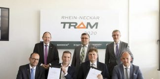 Die Rhein-Neckar-Verkehr GmbH (rnv) und Škoda Transportation unterzeichneten am heutigen Mittwoch, 20. Juni, im Beisein von Vertretern des rnv-Aufsichtsrates und der Gesellschafterversammlung einen Vertrag über die Lieferung von zunächst 80 Straßenbahnen für das Verkehrsgebiet der rnv in der Metropolregion Rhein-Neckar. Škoda Transportation erhielt diesen Zuschlag nach einem europaweiten Ausschreibungsverfahren. Nach derzeitigen Planungen sollen die ersten Bahnen im Jahr 2021 an die rnv geliefert werden. „Wir wachsen für die Zukunft und unternehmen deshalb mit dem Projekt Rhein-Neckar-Tram 2020 und der Auftragsvergabe an Škoda Transportation einen Quantensprung für die weitere Entwicklung des ÖPNV in der Region. Ein leistungsfähiger und attraktiver Schienennahverkehr ist von existenzieller Bedeutung, da wir die Lebensqualität in unseren Städten nachhaltig sichern wollen. Dazu braucht es eine starke Fahrzeugflotte“, so Martin in der Beek, Technischer Geschäftsführer der rnv. „Wir werden mit der Rhein-Neckar-Tram 2020 leistungsfähiger und kundenfreundlicher. Unsere Fahrgäste werden höheren Fahrkomfort, einen stabileren Betrieb erleben und zeitgemäße Informationssysteme im Fahrzeug nutzen können“, fügt in der Beek hinzu. „Unser Ziel ist es, dass die ersten Fahrzeuge bereits 2021 auf Strecke gehen, nachdem eine intensive Test- und Abnahmephase abgeschlossen ist“. Zusätzlich zur Festbestellung von 80 Fahrzeugen beinhaltet der Vertrag mit Skoda zudem die Option für die Lieferung von bis zu 34 weiteren Fahrzeugen. Um den Auftrag, für den die rnv sowohl qualitative als auch wirtschaftliche Kriterien vorgab, bewarben sich in einer Europaweiten Ausschreibung zahlreiche Unternehmen. Von diesen lieferte Škoda das in allen Wertungskriterien überzeugendste Angebot. „Wir setzen mit Škoda auf einen Lieferanten, der ein innovatives, aber gleichzeitig auch ausgereiftes Produkt im Angebot hat. Und auch bei der Finanzierung setzten wir auf starke Partner“, ergänzt Christian Volz, der Kaufmännische Geschäftsführer der rnv. Schließlich gelte es, allein für den Grundauftrag Kosten von über 250 Millionen Euro zu stemmen. „Wir freuen uns, dass wir mit der Europäischen Investitionsbank und der KfW IPEX Bank zwei renommierte Geldinstitute für unser Vorhaben gewinnen konnten, die über die erforderliche Expertise bei der Finanzierung solch bedeutender Investitionen verfügen.“ Ebenfalls freut man sich bei der rnv über die Tatsache, dass das Land Baden-Württemberg gut 13 Millionen Euro Landesförderung bereitstellen will. Den neuen Fahrzeugtyp Rhein-Neckar-Tram 2020 (RNT2020) wird die rnv zeitnah auch der Öffentlichkeit vorstellen: „Wir planen, bereits im Herbst im Ramen einer Ausstellung ein begehbares Modell der neuen Bahnen zu präsentieren. An diesem werden wir übrigens auch mit Verbänden und Interessenvertretern über manche Details diskutieren, die für unsere Fahrgäste im Alltag wichtig sind“, verrät Volz. Rückmeldungen, beispielsweise zu Möblierung, Komfort, Alltagstauglichkeit und auch zum Design werden vor Produktionsbeginn in die endgültigen Feinplanungen mit Škoda einfließen.Auch beim Hersteller Škoda Transportation im tschechischen Pilsen freut man sich auf das bevorstehenden Großprojekt. „Es handelt es sich um den größten Exportauftrag in der Geschichte unseres Unternehmens, sowohl in Bezug auf das Finanzvolumen, als auch was die Produktion betrifft. Unsere Strategie, sich zusätzlich auf die westlichen Märkte auszurichten, ist damit bisher voll aufgegangen. Einzigartig an der Lieferung an die rnv ist, dass unsere Straßenbahnen drei Bundesländer unseres westlichen Nachbarn Deutschland miteinander verbinden werden“, erklärt Petr Brzezina, Vorstandsvorsitzender und Generaldirektor der Škoda Transportation Gruppe. „Ich freue mich, dass Skoda auf unserem Schwerpunktmarkt Deutschland einen großen Erfolg erzielen konnte. Grundlage für das Projekt Rhein-Neckar-Tram 2020 sind die Fahrzeuge der ForCity Smart Familie, die in unserem finnischen Werk Transtech hergestellt werden und derzeit nach Helsinki und bald auch nach Tampere geliefert werden. Hervorragende Referenzen, unsere Erfahrungen aus dem Betrieb in Helsinki sowie die für die rnv vorgeschlagenen Innovationen waren der Schlüssel zum Erfolg in diesem Ausschreibungsverfahren, das eines der größten der vergangenen Jahre in Europa war. In dieses Projekt werden Technologieexperten aus der gesamten Škoda Transportation Gruppe eingebunden. Mit diesem Zuschlag haben wir bewiesen, dass Škoda auch mit globalen Playern im Maschinenbau mithalten und Erfolge feiern kann,“ ergänzt Zdeněk Majer, Vizepräsident der Škoda Transportation Gruppe und Vorstandsvorsitzender der Transtech Oy. Beteiligte Gesellschafter der rnv ziehen an einem Strang Das Beschaffungsvorhaben stellt auch für die Städte Mannheim, Heidelberg und Ludwigshafen einen bedeutenden Schritt dar, wie Klaus Dillinger, rnv-Aufsichtsratsvorsitzender und Beigeordneter der Stadt Ludwigshafen, erläutert. „Mannheim, Ludwigshafen und Heidelberg haben sich mit Gründung der rnv im Jahr 2004 dazu entschieden, in Sachen ÖPNV an einem Strang zu ziehen. Die drei Städte haben die Bürgschaft für die Finanzierung des Projekts übernommen, weil wir als Gesellschafter der rnv die Erfolgsgeschichte des ÖPNV in der Region fortschreiben wollen“, so der Aufsichtsratsvorsitzende. „Aus Sicht der Stadt Ludwigshafen kommt die Beschaffung der neuen Fahrzeuge außerdem genau zum richtigen Zeitpunkt. Der kommende Abriss der Hochstraße Nord wird die rnv vor besondere Herausforderungen stellen, die wir nur mit einer leistungsfähigen Fahrzeugflotte lösen können. Gleichzeitig setzt unser gemeinsamer Masterplan "Green City" auf den ÖPNV als Rückgrat einer modernen, umweltfreundlichen Mobilität“, so Dillinger. In Mannheim stehen mit der Erschließung der ehemaligen US-Flächen Stadtentwicklungsprojekte an, bei denen dem ÖPNV eine Schlüsselrolle zukommt, wie Christian Specht, Erster Bürgermeister der Stadt Mannheim und zuständiger Dezernent für den öffentlichen Personennahverkehr, weiß. „Wir werden mit der Konversion der ehemaligen US-Flächen attraktiven Wohnraum für über 10.000 Menschen schaffen. Um diese Flächen, allen voran das Benjamin-Franklin-Village, an die Mannheimer Innenstadt anzubinden, brauchen wir nicht nur neue Stadtbahntrassen, sondern auch neue, leistungsfähige und attraktive Fahrzeuge“, so Specht. Ähnlich ist die Situation in Heidelberg, wo der ÖPNV-Ausbau im Zuge des Mobilitätsnetz Heidelberg große Fortschritte macht. „Mit dem Mobilitätsnetz Heidelberg wollen wir mittelfristig 10.000 neue Fahrgäste hinzugewinnen“, berichtet Hans-Jürgen Heiß, Bürgermeister für Konversion und Finanzen der Stadt Heidelberg. „Erste neue Streckenabschnitte sind bereits fertig gestellt und neue Stadtviertel wie die Bahnstadt angebunden. Wir wollen die umweltfreundliche und komfortable Mobilität für unsere Bürgerschaft weiter ausbauen. Dafür braucht die rnv einen Fuhrpark, der fit für die Zukunft ist. Weitere Informationen im September Im September wird die rnv der interessierten Öffentlichkeit ein erstes 1:1 Modell, ein sogenanntes „Mock-Up“, der neuen Straßenbahnen vorstellen. Im Zuge dessen werden dann auch umfassende Informationen zum Fahrzeugtyp bekanntgegeben, das Außendesign erstmals vorgestellt und der Innenraum für die Besucherinnen und Besucher des Mock-Up maßstabsgetreu erlebbar. (Foto: rnv GmbH/Nikola Haubner)