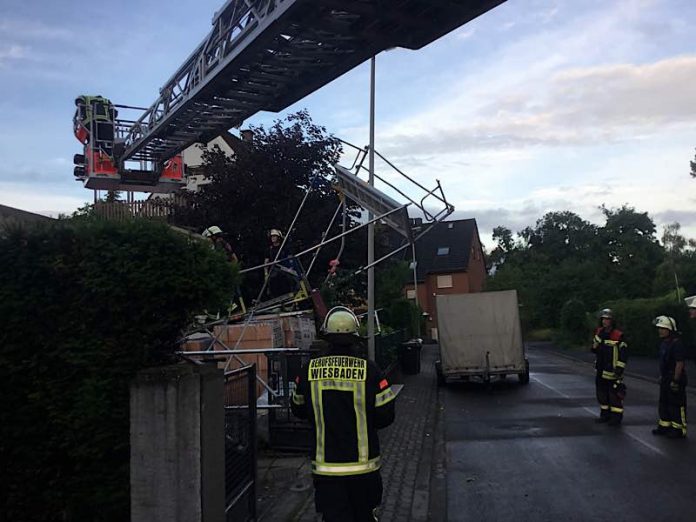 Umgestürztes Baugerüst (Foto: Feuerwehr Wiesbaden)