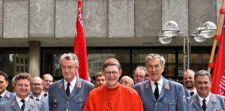 Der neue Vizepräsident Albrecht Prinz von Croy, der scheidende Präsident Dr. Constantin von Brandenstein, Kardinal Woelki und der neue Präsident Georg Khevenhüller (v.l.n.r.) vor der Segnung im Kölner Dom. (Foto: Malteser/Klaus Schiebel)